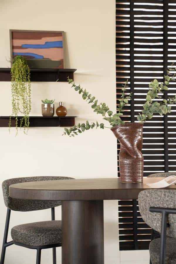Elegant eettafel met Minimalistische houten tafel en moderne eetkamerstoelen, gekleed met stijlvolle decoratieve vaas en natuurlijke planten, perfect voor een trendy en comfortabele eetruimte.
