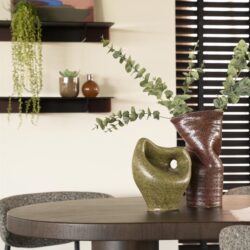 Elegante eettafel met moderne keramieken vazen en groene planten, perfect voor een stijlvolle woonruimte met Mokana meubels, natuurlijke materialen en eigentijds design.