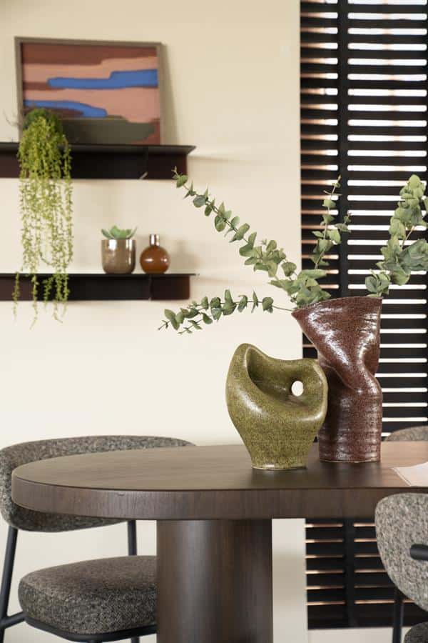 Elegante eettafel met moderne keramieken vazen en groene planten, perfect voor een stijlvolle woonruimte met Mokana meubels, natuurlijke materialen en eigentijds design.