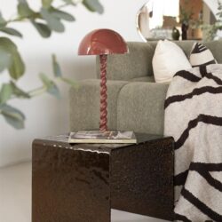 Geleide stijlvolle woonkamer met moderne meubels, sfeervolle accessoires en een trendy tafellamp. Perfect voor een gezellige en eigentijdse woonruimte.