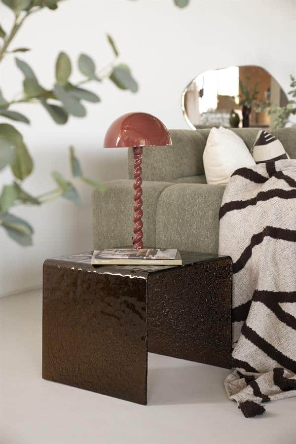 Geleide stijlvolle woonkamer met moderne meubels, sfeervolle accessoires en een trendy tafellamp. Perfect voor een gezellige en eigentijdse woonruimte.