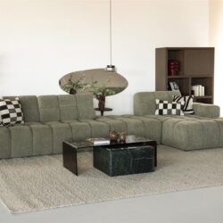 Lichte groene fauteuil bank met modern design en comfortabele kussens in een eigentijdse woonkamer. Perfect voor stijlvolle en praktische woonideeën, gemaakt door Mokana Meubelen.