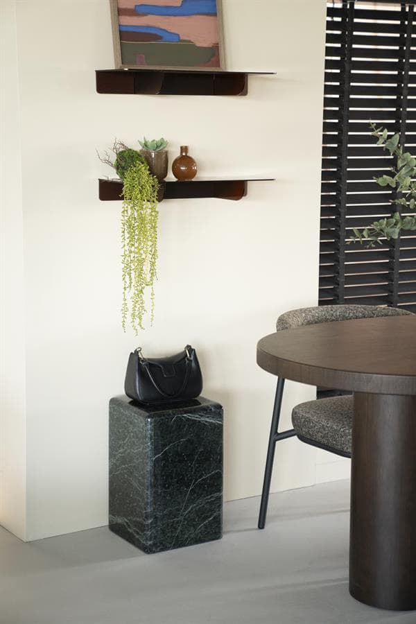 Metalen wandplanken, moderne interieurdecoratie voor living en eetkamer.