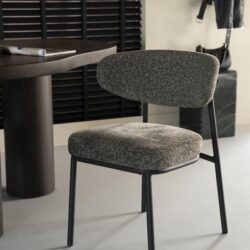 Elegante moderne stoel met zachte, stoffelige zitting en rugleuning, perfect voor een stijlvolle eetkamer of kantoor, ontworpen door Mokana Meubelen voor comfort en design.