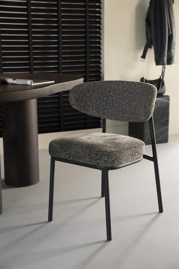 Elegante moderne stoel met zachte, stoffelige zitting en rugleuning, perfect voor een stijlvolle eetkamer of kantoor, ontworpen door Mokana Meubelen voor comfort en design.