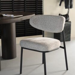 Stijlvolle moderne stoel met lichtgrijze bekleding en zwart metalen poten, perfect voor een eigentijdse eetkamer of kantoorruimte.