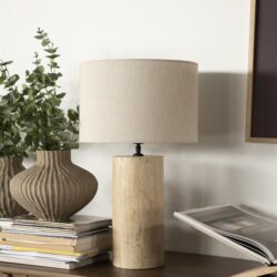 Moderne houten tafel en stijlvolle lamp met beige kap, gecombineerd met decoratieve vazen en boeken, perfect voor een landelijke of minimalistische woonkamer inrichting.