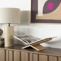 Strak houten dressoir met boekenstandaard en tafellamp, modern interieur met abstracte muurkunst, natuurlijke houttinten, hoogwaardige meubelontwerp, perfecte mix van functionaliteit en stijl, Mokana Meubelen.