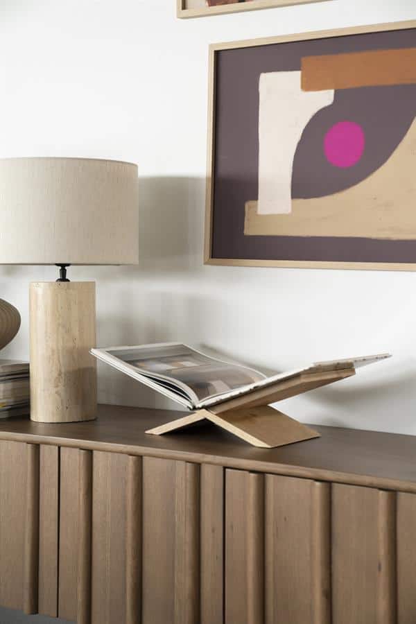 Strak houten dressoir met boekenstandaard en tafellamp, modern interieur met abstracte muurkunst, natuurlijke houttinten, hoogwaardige meubelontwerp, perfecte mix van functionaliteit en stijl, Mokana Meubelen.