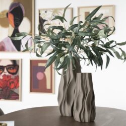 Unieke siervaas met natuurlijke golvende patronen, perfect voor moderne interieurdecoratie en plantenliefhebbers.