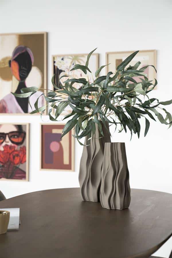 Unieke siervaas met natuurlijke golvende patronen, perfect voor moderne interieurdecoratie en plantenliefhebbers.