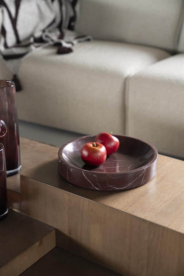 Walnoottinten houten salontafel met een mozaïek patroon en een ronde marmeren schaal met twee rode appels, modern en elegant wooninterieur, Mokana Meubelen, hoogwaardige houten meubelen, sfeervol woonkamer design.
