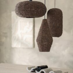 Kroonlantaarn lampen met houten kralen, modern en sfeervol-design, perfect voor een stijlvolle woon- of eetkamer. Handmade hanglampen van Mokana Fullling, uniek meubelstuk met natuurlijke uitstraling.