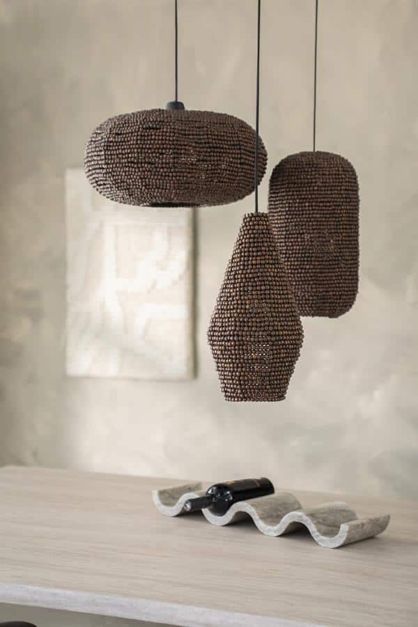 Kroonlantaarn lampen met houten kralen, modern en sfeervol-design, perfect voor een stijlvolle woon- of eetkamer. Handmade hanglampen van Mokana Fullling, uniek meubelstuk met natuurlijke uitstraling.