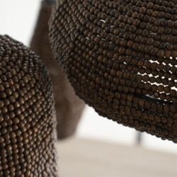 Beeld van ronde meubels bekleed met kleine houten kralen, onderdeel van de collectie van Mokana meubelen, ideaal voor een uniek en natuurlijk interieur.