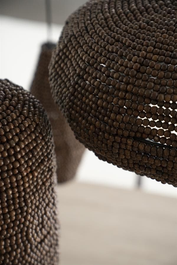 Beeld van ronde meubels bekleed met kleine houten kralen, onderdeel van de collectie van Mokana meubelen, ideaal voor een uniek en natuurlijk interieur.