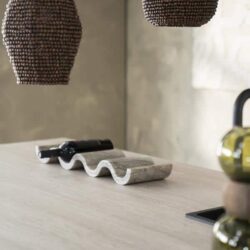 Moderne hanglampen van hout en natuurlijke materialen, sfeervol verlichtingsdesign voor een warme woonkamer of eetkamer. Elegant en functioneel ontwerp passend bij elk interieur.