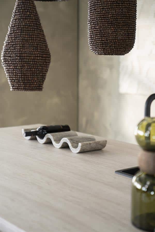 Moderne hanglampen van hout en natuurlijke materialen, sfeervol verlichtingsdesign voor een warme woonkamer of eetkamer. Elegant en functioneel ontwerp passend bij elk interieur.