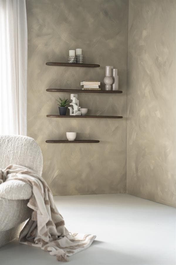 Kwalitatieve houten planken voor woonkamer muur decoratie, minimalistisch interieur design, zwarte en witte accessoires, comfortabel zitje met plaid, modern sfeer, rustiek en stijlvol.