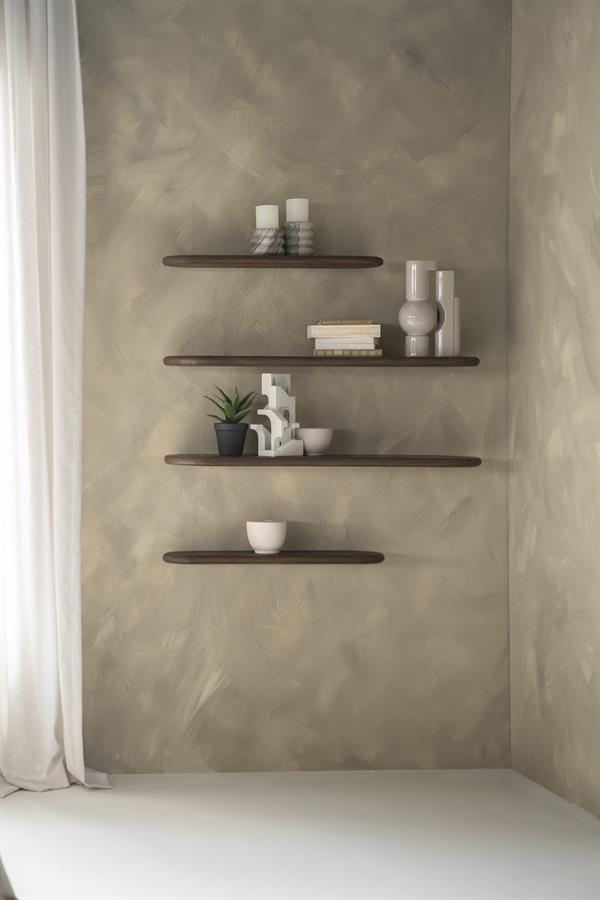 Minimalistische houten wandplanken met decoratieve vazen, kaarsen en planten in een modern interieur. Perfect voor een stijlvolle en functionele woonkamer of slaapkamer.
