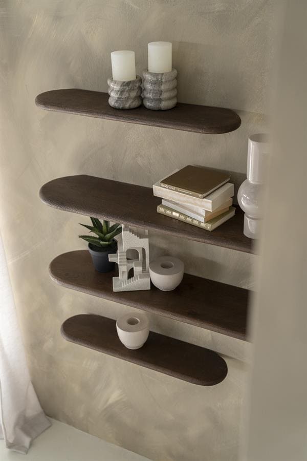 Vintage houten wandrekken in donkerbruin, perfect voor stijlvolle interieurdecoratie en het opbergen van boeken en sieraden.