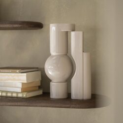 Elegante witte keramieken vazen op houten wandplank, perfect voor interieurdecoratie en acenta ўва huis of kantoor. Unieke design vloeiend en modern, afgewerkt met glans.