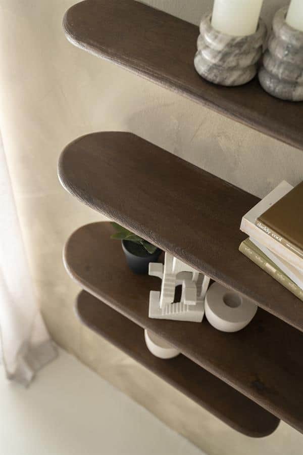 Elegante houten wandplanken in donker bruin, ideaal voor modern interieur en decoratie.