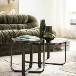 Moderne bijzettafels met metalen onderstel en glazen bovenkant, perfect voor een stijlvolle woonkamerinrichting.