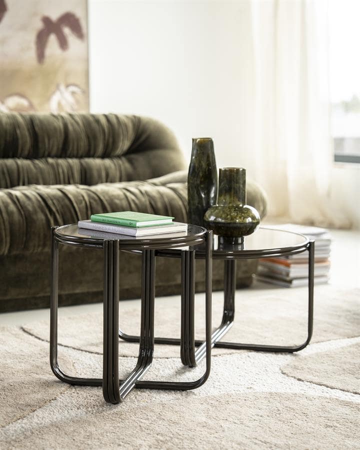 Moderne bijzettafels met metalen onderstel en glazen bovenkant, perfect voor een stijlvolle woonkamerinrichting.