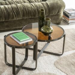 Elegante bijzettafels met glazen bladen en metalen frame, ideaal voor modern interieur design en woonkamer decoratie.