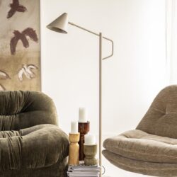 Rustikale stoffen bank en loungestoel in een modern interieur, bijzettafel met kaarsen en stapel tijdschriften, sfeervol woondecor, Scandinavisch design, natuurlijke tinten, Mokana Meubelen.