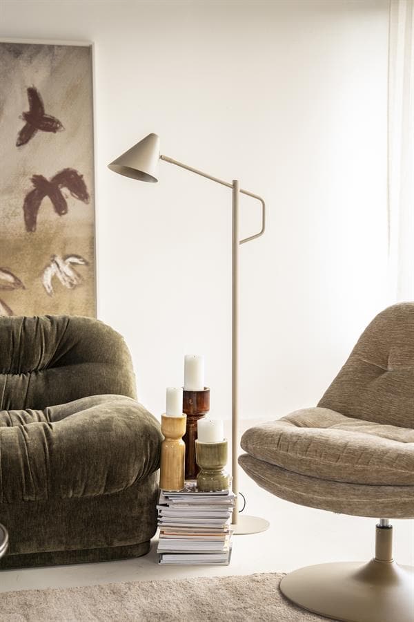 Rustikale stoffen bank en loungestoel in een modern interieur, bijzettafel met kaarsen en stapel tijdschriften, sfeervol woondecor, Scandinavisch design, natuurlijke tinten, Mokana Meubelen.