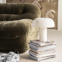 Luxe bont stoffen bank met sfeervolle en stevige uitstraling voor elegante woonkamer inrichting.