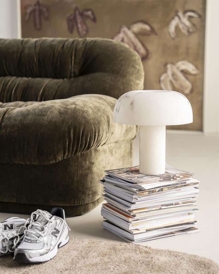 Luxe bont stoffen bank met sfeervolle en stevige uitstraling voor elegante woonkamer inrichting.