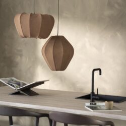 Eettafel met moderne Hangen lampen en zwart keukenblad, stijlvolle en functionele interieurdecoratie, perfect voor een gezellige woonkamer of eetruimte.