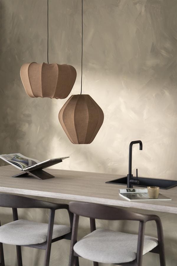 Eettafel met moderne Hangen lampen en zwart keukenblad, stijlvolle en functionele interieurdecoratie, perfect voor een gezellige woonkamer of eetruimte.