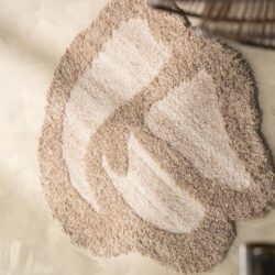 Grote landelijke beige vloerkleed in bloemvorm, zacht en comfortabel voor woonkamer of slaapkamer. Perfect voor een gezellige en warme inrichting.