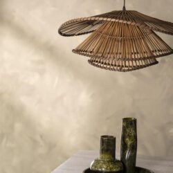 Luxe wandlamp van natuurlijke houtmaterialen passend bij modern en industrieel interieur.