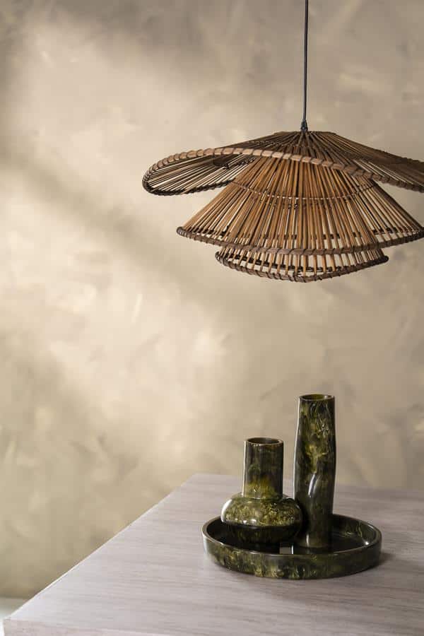 Luxe wandlamp van natuurlijke houtmaterialen passend bij modern en industrieel interieur.