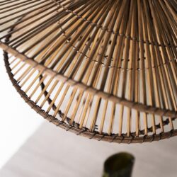 Hoogwaardige houten hanglamp met rieten details voor stijlvolle interieurverlichting.