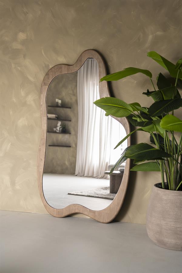 Elegante houten fregat spiegel met ronde en asymmetrische rand, perfect voor moderne woonkamers, gecombineerd met groene planten voor een natuurlijke uitstraling bij Mokana Meubelen.