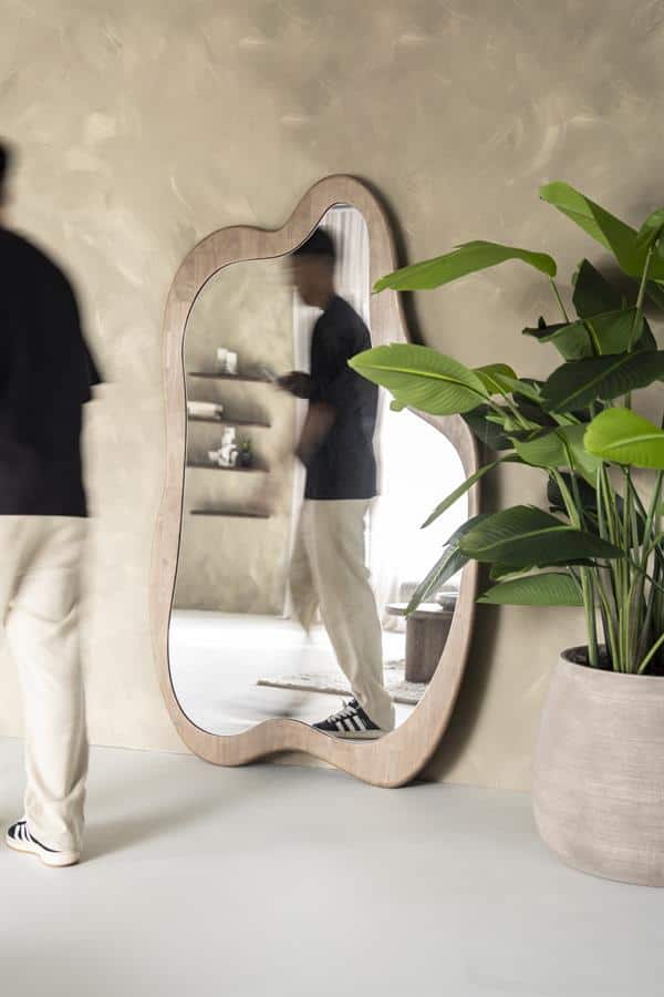 Organic houten spiegel met natuurlijke afwerking en unieke vorm, ideaal voor moderne interieurs.
