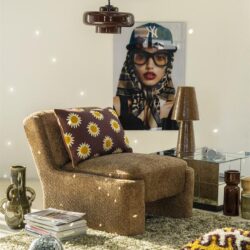 Vintage stoffen fauteuil met tufting en jaren 70 design, perfect voor een retro woonkamer.