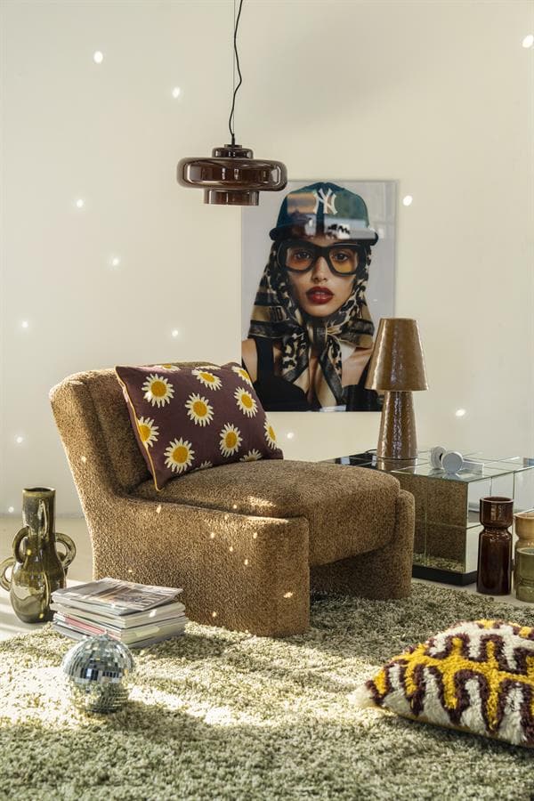Vintage stoffen fauteuil met tufting en jaren 70 design, perfect voor een retro woonkamer.