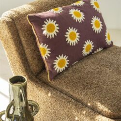 Decoratieve bloemenkussen op vintage bank voor gezellige woonkamer uitstraling - Mokana Meubelen.