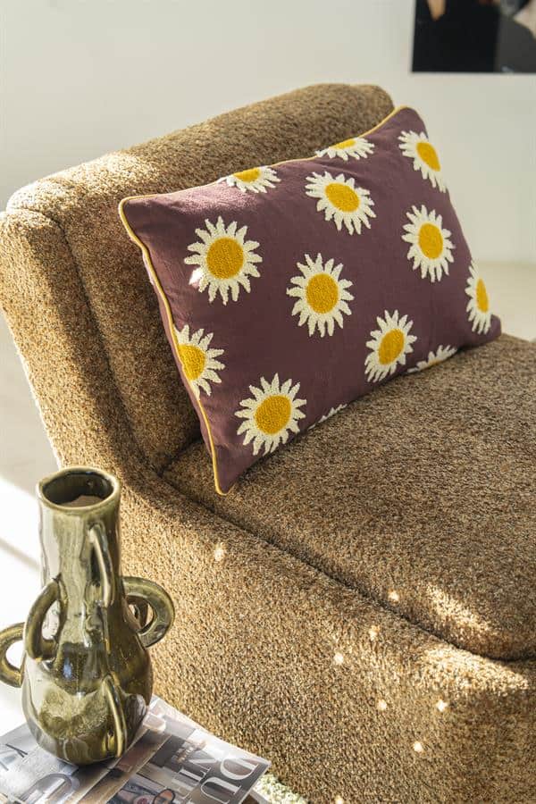 Decoratieve bloemenkussen op vintage bank voor gezellige woonkamer uitstraling - Mokana Meubelen.