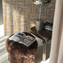 Moderne bijzettafel met lamp en boeken, stijlvolle woonaccessoires voor een gezellige woonkamer.