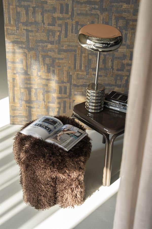 Moderne bijzettafel met lamp en boeken, stijlvolle woonaccessoires voor een gezellige woonkamer.