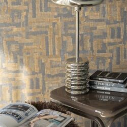 Elegant moderne metallic tafelaccessoire op zwart bijzettafeltje, stijlvolle interieurdecoratie met boeken en luxe afwerking voor een eigentijdse woonstijl.