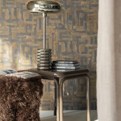 Elegant salontafel met een unieke designlamp en decoratieve boeken, perfect voor stijlvolle woonkamers. Vintage elementen gecombineerd met modern design voor een luxe uitstraling.